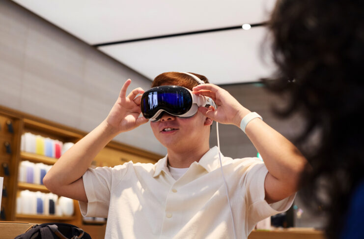 Cook, Vision Pro ti fa scendere lacrimuccia ma il prezzo non c'entra