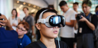 Cook, Vision Pro ti fa scendere lacrimuccia ma il prezzo non c'entra