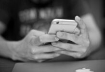 College inglese vieta smartphone e fornisce classici Nokia