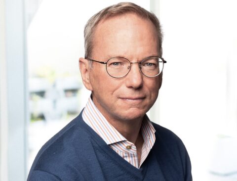 L’ex CEO di Google Eric Schmidt fischiato dagli studenti per avere elogiato l’AI