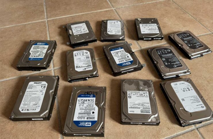 Un NAS con 24 dischi rigidi da 4TB usato da dieci anni senza problemi