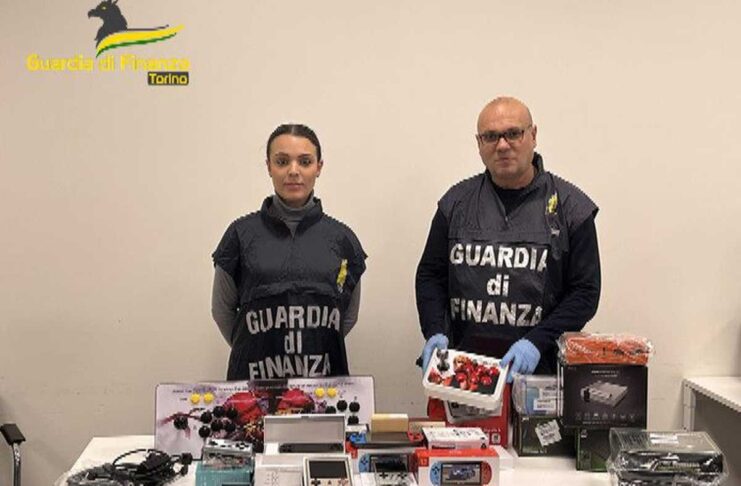La Guardia di Finanza ha sequestrato a Torino 12 mila console piratate con giochi anni '80