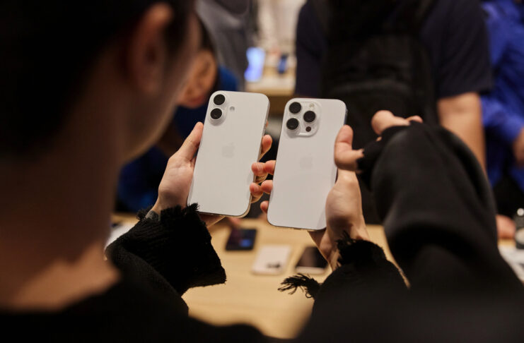 iPhone 16, AirPods 4 e Apple Watch 10 arrivano nei negozi nel mondo