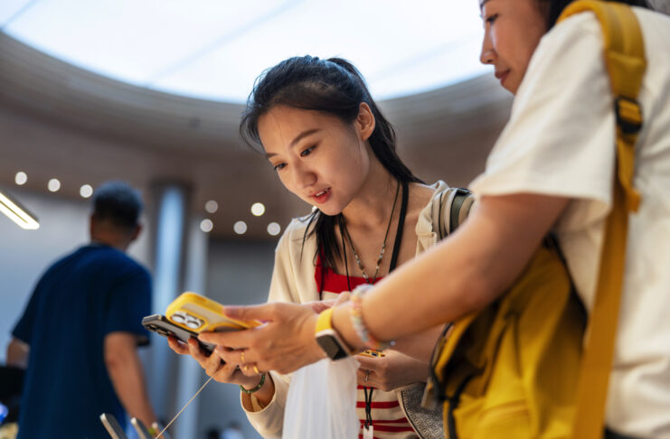 iPhone 16, AirPods 4 e Apple Watch 10 arrivano nei negozi nel mondo