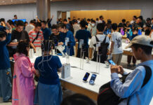 iPhone 16, AirPods 4 e Apple Watch 10 arrivano nei negozi nel mondo
