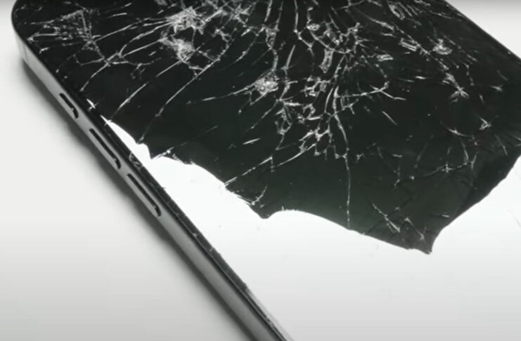iPhone 16 Pro Max, le prove di caduta su marciapiede per verificare la resistenza del dispositivo