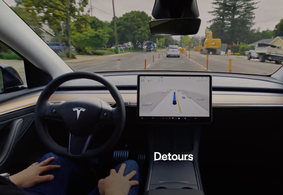 Musk e Tesla spingono la guida autonoma in vista dei robotaxi