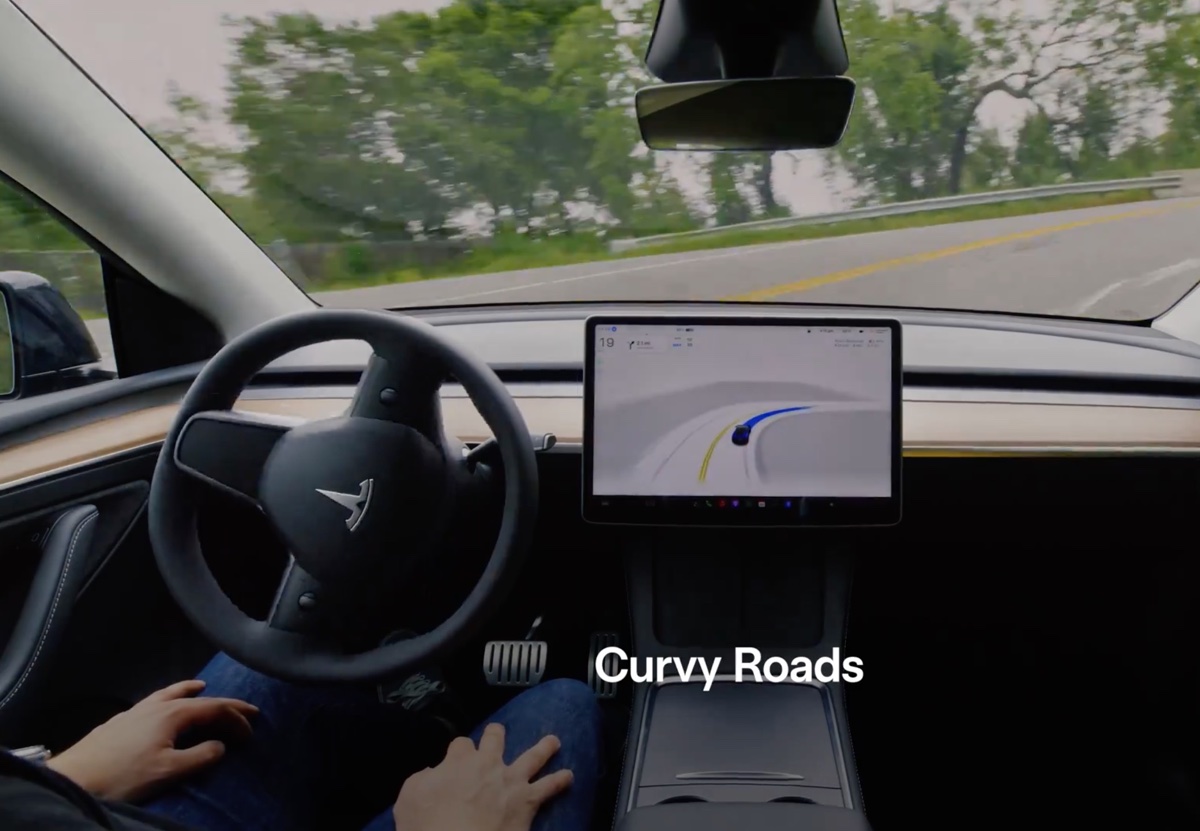 Musk e Tesla spingono la guida autonoma in vista dei robotaxi Musk e Tesla spingono la guida autonoma in vista dei robotaxi