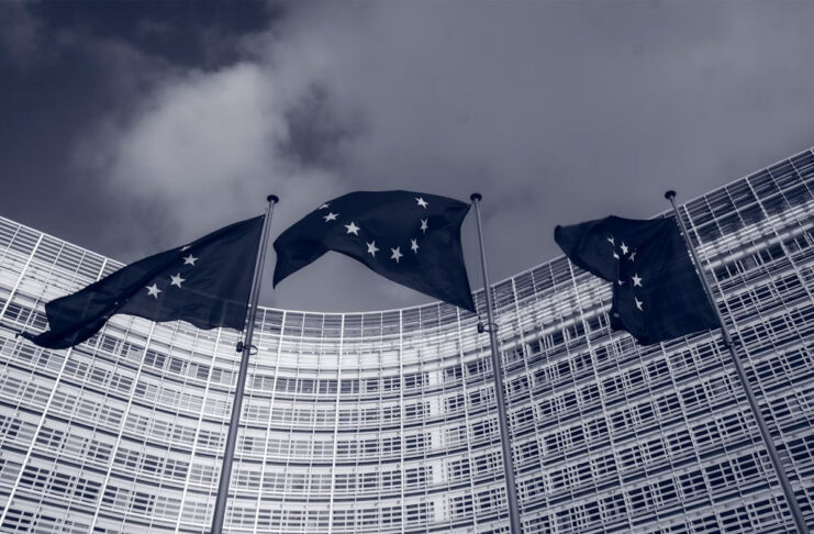 Commissione europea chiede a YouTube e TikTok chiarezza sugli algoritmi che consigliano video agli utenti