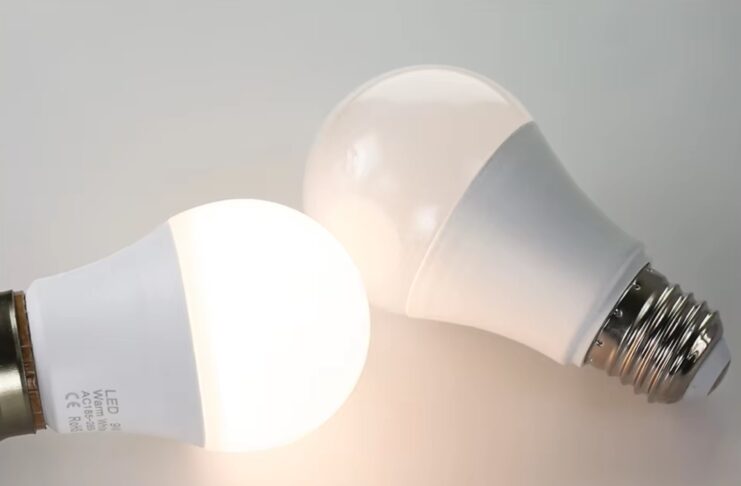 Quattro lampadine LED luce bianca a meno di 1 € - macitynet.it