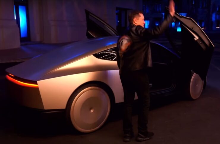 Tesla annuncia Cybercab, Robovan e la guida autonoma nel 2025