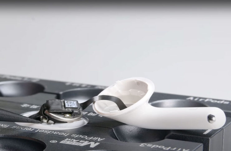 Gli AirPods 4 smontati mostrano ovviamente che non sono riparabili