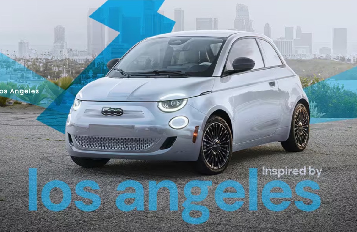FIAT 500 sfida Tesla Cybertruck nello spot USA FIAT 500 sfida Tesla Cybertruck nello spot USA