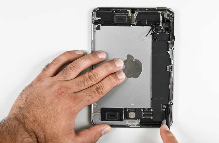 Immagine dal video di iFIxit sullo somontaggio di iPad mini