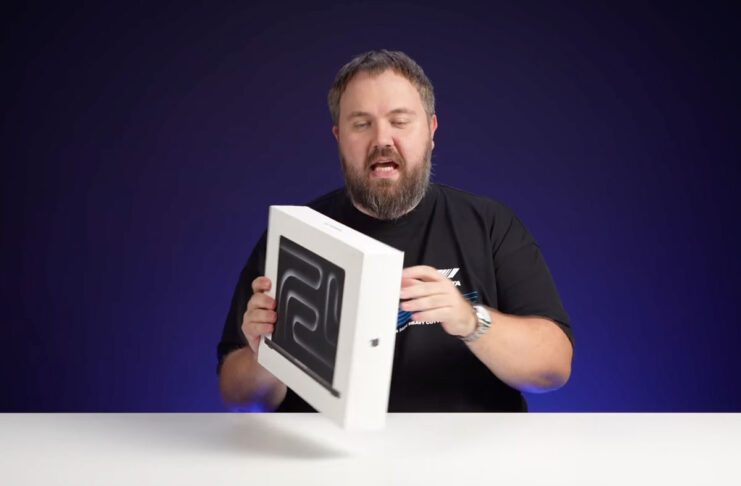 Il presunto MacBook Pro M4 mostrato in video da YouTuber russo
