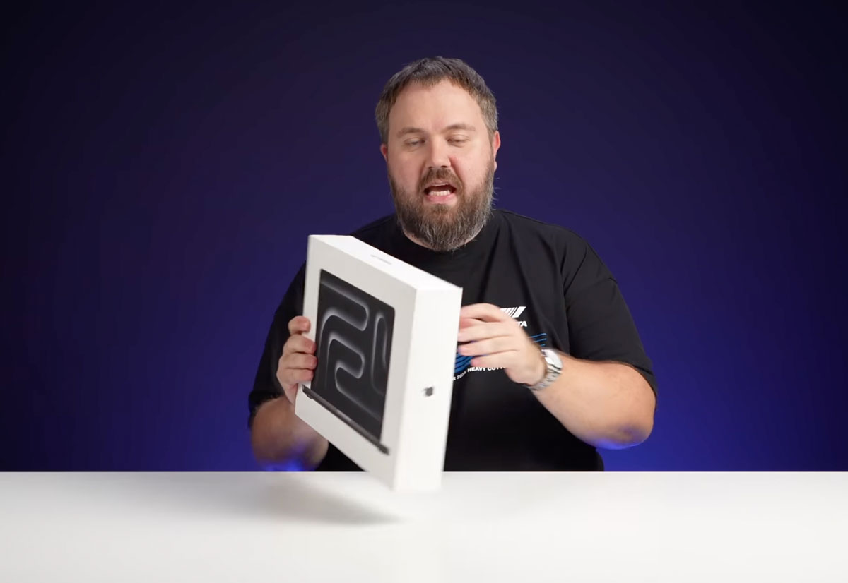 Il presunto MacBook Pro M4 mostrato in video da YouTuber russo Il presunto MacBook Pro M4 mostrato in video da YouTuber russo