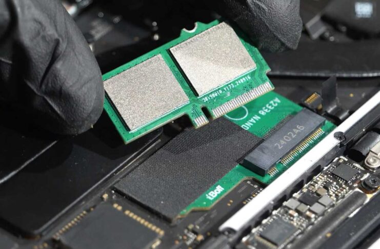 YouTuber ha creato accessorio hardware che consente di sostituire SSD sui MacBook recenti - macitynet.it