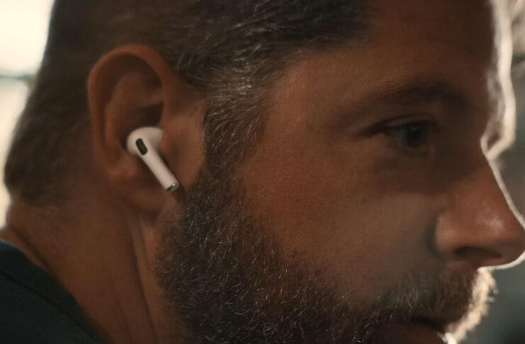 Lo spot natalizio di Apple evidenzia la funzione apparecchio acustico degli Airpods Pro, - macitynet.it