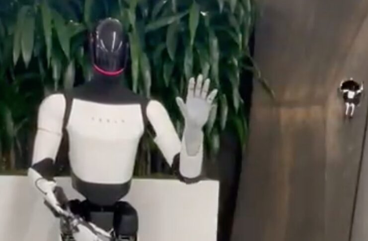 Tesla Optimus ha una mano nuova e stupisce al Black Friday - macitynet.it