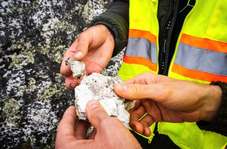 Volkswagen investe in azienda mineraria canadese specializzata in litio - macitynet.it