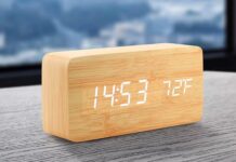 Sveglia digitale in legno, minimalismo da comodino al prezzo di un caffè macitynet.it