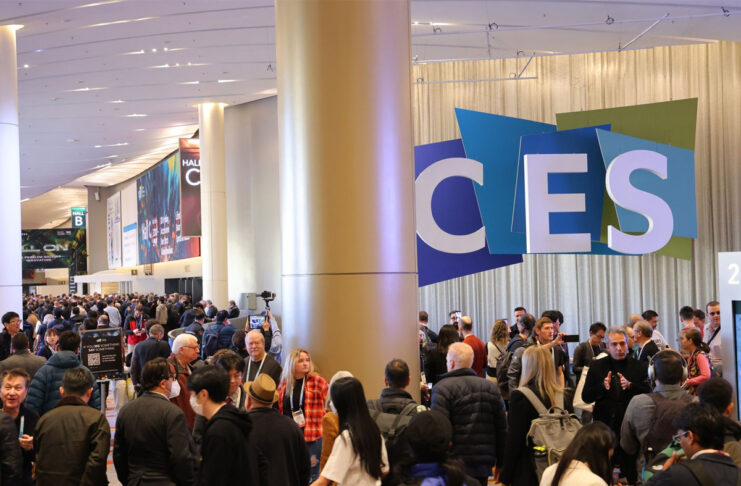 Lavatrici con il telefono e frigoriferi con l'AI tra i prodotti più inutili presentati al CES 2025 - macitynet.it