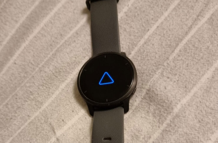 Utenti smartwatch Garmin lamentano blocco dispositivi con triangolo blu della morte - macitynet.it