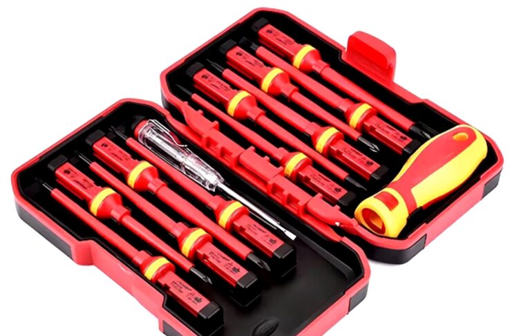 Valigetta con 12 cacciaviti isolati per elettricisti a meno di 2 € - macitynet.it