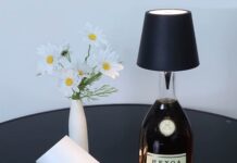 Il tappo che trasforma la bottiglia di vino in una lampada a soli 5 € Il tappo che trasforma la bottiglia di vino in una lampada a soli 5 € - macitynet.it