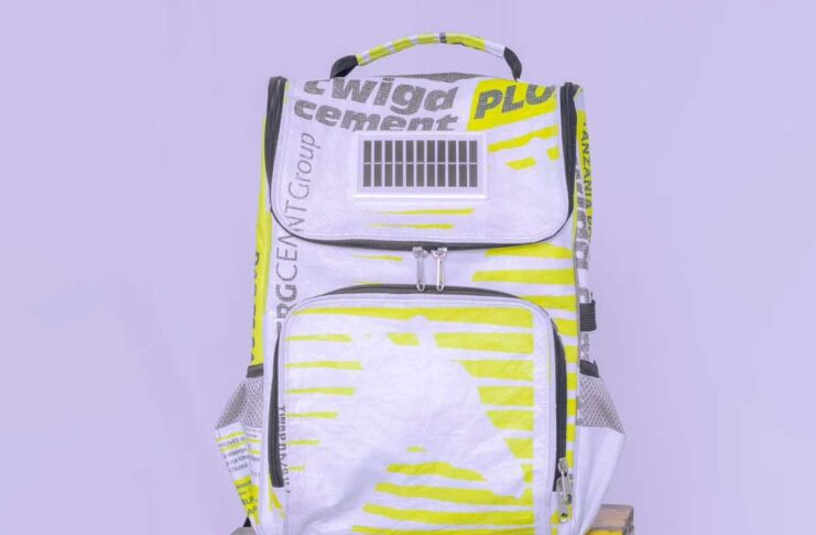 In Tanzania gli zaini a ricarica solare aiutano i bambini a leggere al buio - macitynet.it