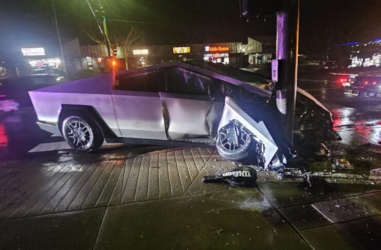 Tesla Cybertruck si schianta con guida autonoma FSD v13 - macitynet.it