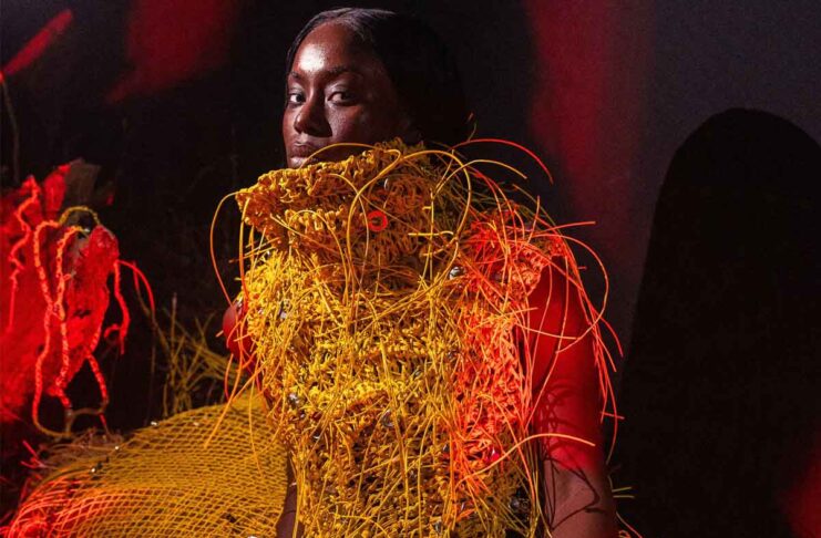 Un vestito realizzato con 3600 metri di cavi di rete - macitynet.it