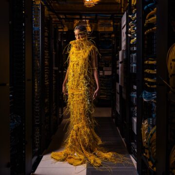 Un abito realizzato con 3600 metri di cavi di rete - macitynet.it