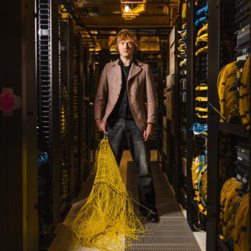 Un abito realizzato con 3600 metri di cavi di rete - macitynet.it