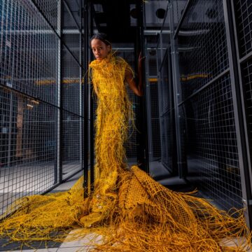 Un abito realizzato con 3600 metri di cavi di rete - macitynet.it