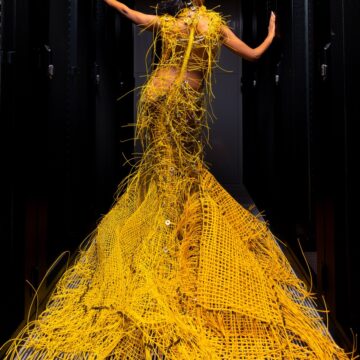 Un abito realizzato con 3600 metri di cavi di rete - macitynet.it