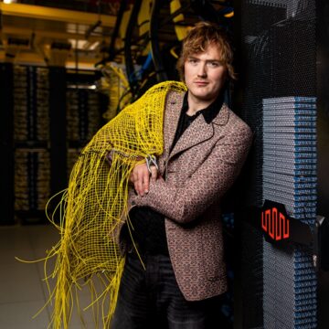 Un abito realizzato con 3600 metri di cavi di rete - macitynet.it