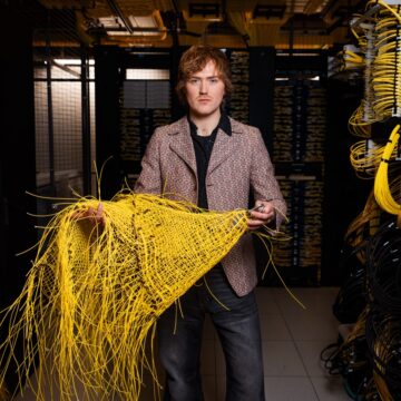 Un abito realizzato con 3600 metri di cavi di rete - macitynet.it