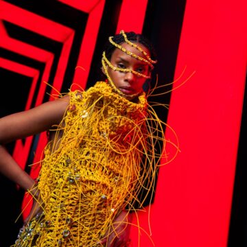 Un abito realizzato con 3600 metri di cavi di rete - macitynet.it