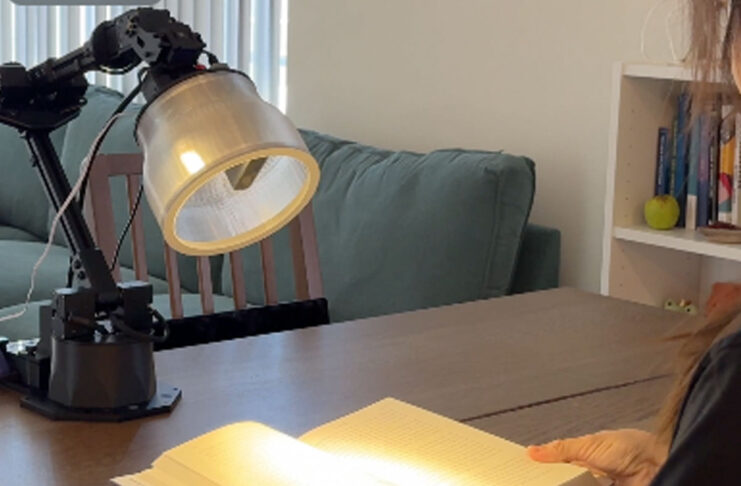 Lampada stile Luxo di Pixar mostrata da ricercatori Apple che si occupano di robotica - macitynet.it