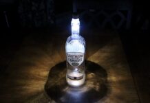 Tappo per bottiglie con luce LED in sconto a solo 1 € - macitynet.it