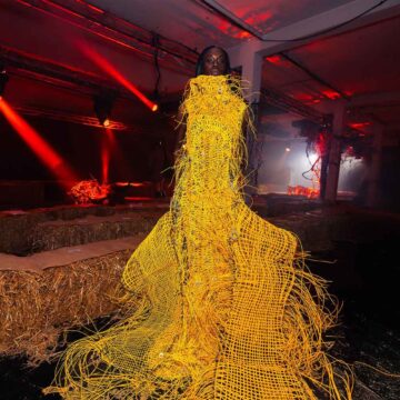 Un abito realizzato con 3600 metri di cavi di rete - macitynet.it