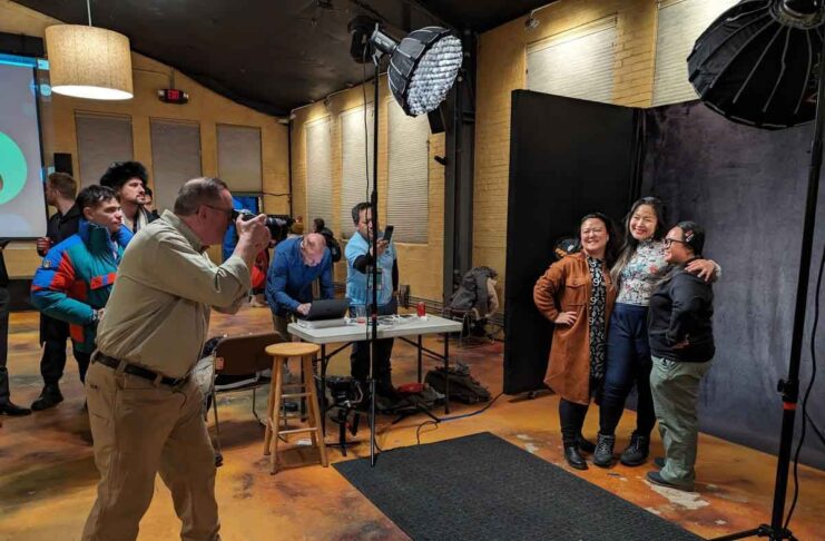 Fotografi in missione per sistemare foto di personaggi famosi su Wikipedia - macitynet.it