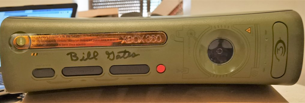 Microsoft, all'asta l'unica Xbox autografata da Bill Gates - macitynet.it Microsoft, all'asta l'unica Xbox autografata da Bill Gates - macitynet.it