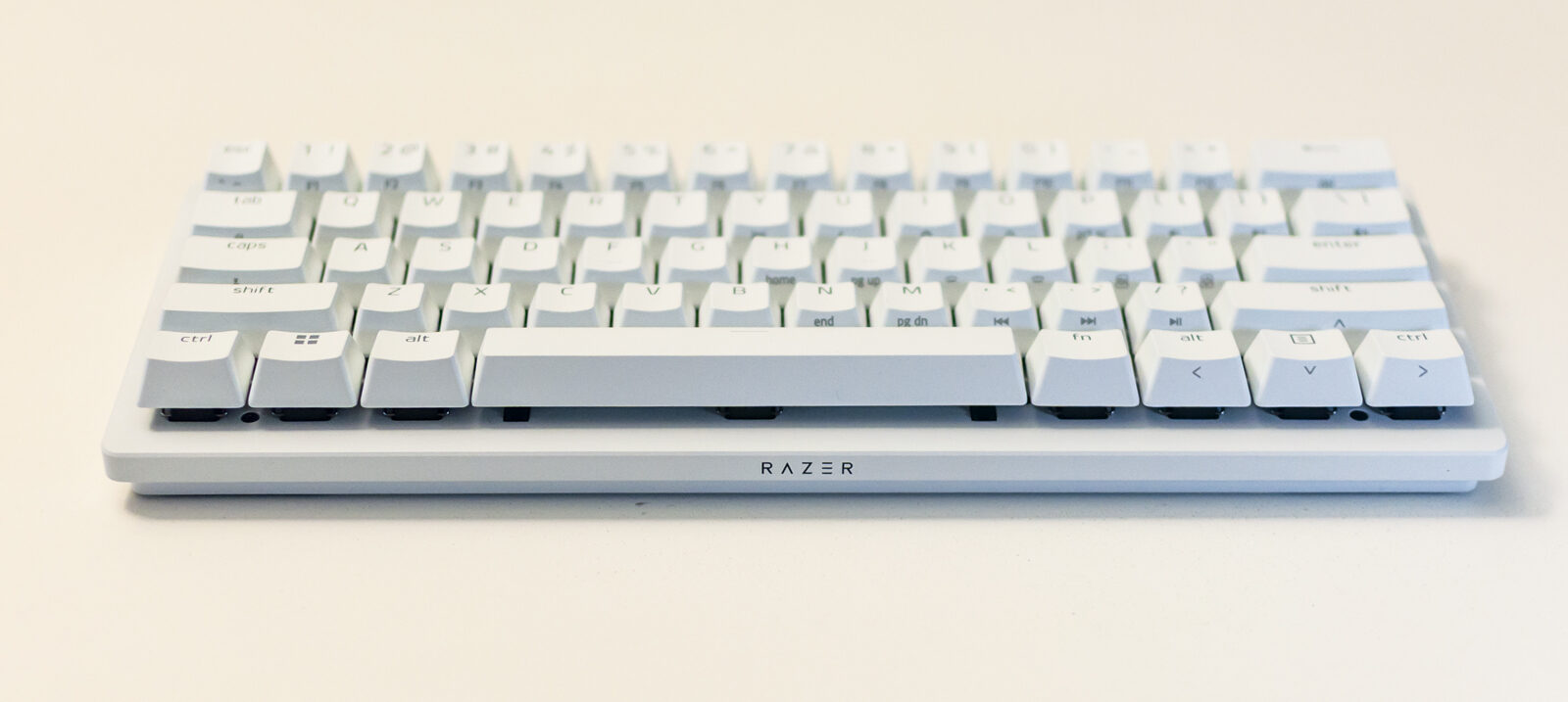 Recensione Razer Huntsman V3 Pro Mini White Edition, tanta tecnologia che sta quasi in tasca - macitynet.it Recensione Razer Huntsman V3 Pro Mini White Edition, tanta tecnologia che sta quasi in tasca - macitynet.it