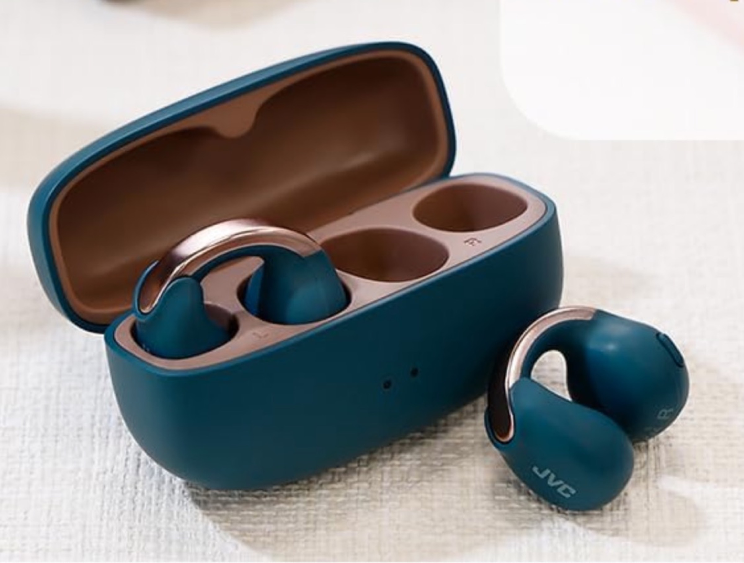 Gli auricolari JVC HA-NP1T sembrano orecchini Gli auricolari JVC HA-NP1T sembrano orecchini