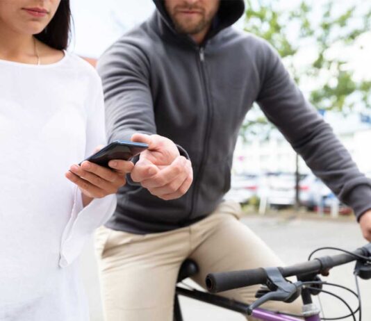 iPhone strappato di mano? Apple vuole bloccarlo automaticamente Google vuole rendere inutili gli smartphone Android rubati - macitynet.it