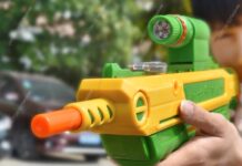 Col fucile spara-sale Salt Power Gun vi liberate di mosche e zanzare - macitynet.it