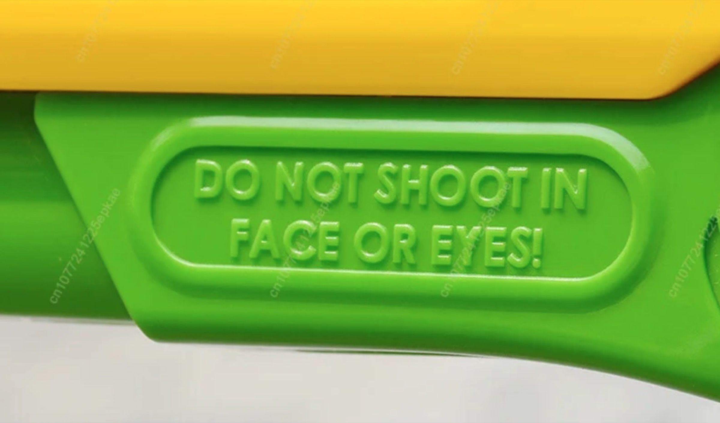 Col fucile spara-sale Salt Power Gun vi liberate di mosche e zanzare - macitynet.it