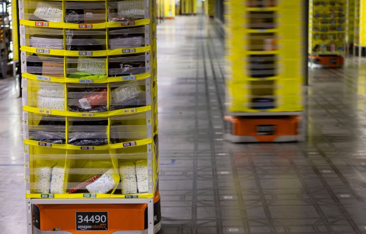 Nei centri Amazon i robot AI aumentano, i dipendenti calano - macitynet.it